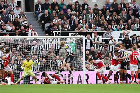 دقيقة بدقيقة.. نيوكاسل 1-0 أرسنال.. هدف التقدم 